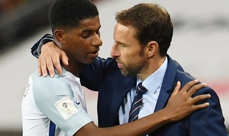 Gareth Southgate (kanan) memeluk Marcus Rashford.