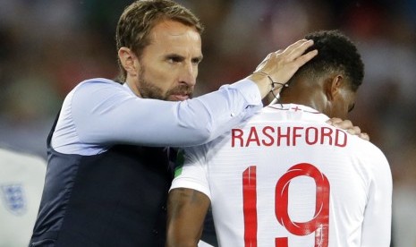 Gareth Southgate (kiri) memberikan apresiasi kepada Marcus Rashford.