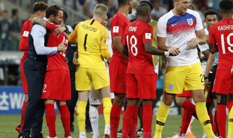 Gareth Southgate (kiri) merayakan keberhasilan Inggris memetik kemenangan 2-1 atas Tunisa, bersama para pemainnya.