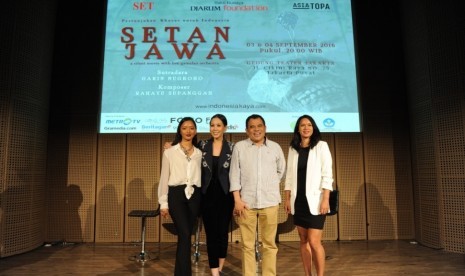 Garin Nugroho bersama sejumlah pemain film Setan Jawa