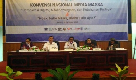 Garin Nugroho, Menko Kemaritiman Luhur Binsar Pandjaitan, moderator, Cendekiawan Muda Yudi Latif dan Budayawan Sujiwo Tejo di Konvensi Nasional Media Massa, Baileo Siwalima, Ambon, Rabu (8/2).