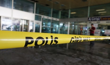 Garis polisi di pasang dilokasi bandara setelah serangan bom bunuh diri  di bandara internasional Ataturk di Istanbul, Turki, (29/6).  