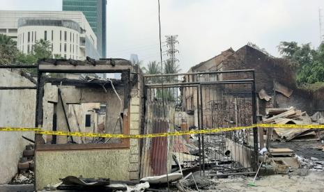 Garis polisi dipasangi usai petugas berhasil memadamkan api yang membakar 25 rumah di belakang Mal Senayan City, Jalan Simprug Golf RT10, RW 08, Kelurahan Grogol Selatan, Kebayoran Lama, Jakarta Selatan, pada Senin (26/10) pagi.