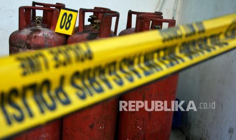 Garis polisi membatasi sejumlah tabung gas yang menjadi alat bukti ledakan karena bocor (ilustrasi).