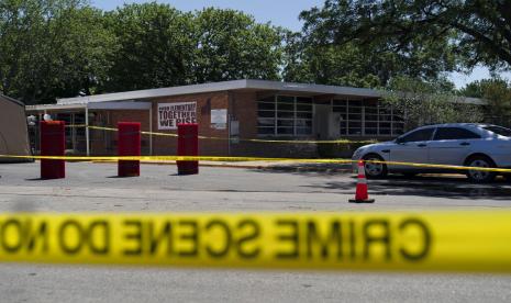 Garis polisi mengelilingi Robb Elementary School di Uvalde, Texas, Rabu, 25 Mei 2022. Keputusasaan berubah menjadi kesedihan yang menyayat hati bagi keluarga siswa sekolah dasar yang terbunuh setelah seorang pria bersenjata berusia 18 tahun membarikade dirinya di kelas Texas mereka dan mulai menembak, menewaskan sedikitnya 19 siswa kelas empat dan dua guru mereka.