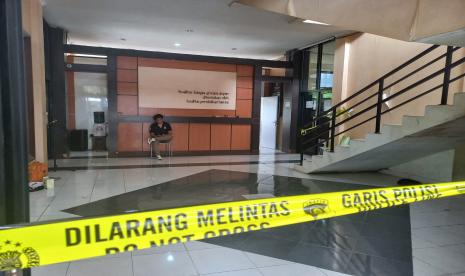 Garis polisi terpasang di Kantor Disdikbud Kabupaten Tasikmalaya, Senin (20/6/2022). Kantor dinas yang berlokasi di Kecamatan Mangunreja, Kabupaten Tasikmalaya, itu didatangi komplotan diduga maling pada Senin dini hari. 