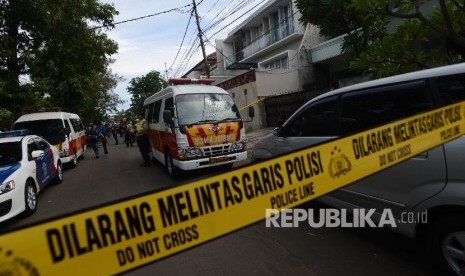 Garis polisi terpasang di Tempat Kejadian Perkara (TKP) kasus pembunuhan sadis di Perumahan Pulomas, Pulogadung, Jakarta Timur, Selasa (27/12). 