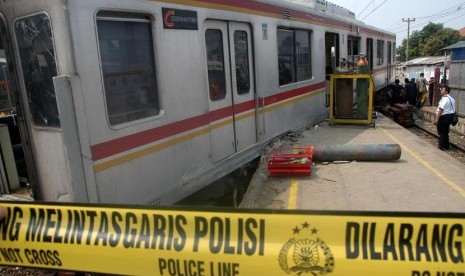  Garis Polisi terpasang disekitar lokasi evakuasi KRL Commuter Line yang anjlok di stasiun Cilebut, Bogor, Kamis (4/10).  (Jafkhairi/Antara)