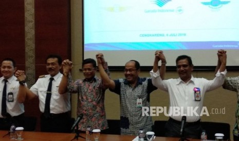 Garuda Indonesia bersama Asosiasi Pilot Garuda (APG), dan Serikat Karyawan Garuda (Sekarga) melakukan konferensi pers untuk menyatakan kesepakayan tidak melakukan mogok kerja di Auditorium Garuda City Center, Komolek Perkantoran Bandara Soekarno-Hatta, Jumat (6/7). 