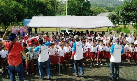 GarudaFood Sehati berkolaborasi dengan Kampung Dongeng mengadakan trauma healing melalui dongeng dan permainan tradisional ular tangga raksasa, kepada ratusan anak korban longsor di Sumedang pada Rabu (28/9). 