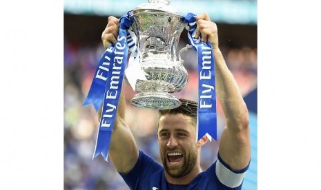 Gary Cahill dengan trofi Piala FA.