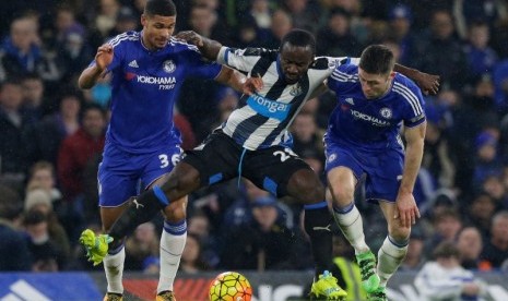 Gary Cahill (kanan) saat menjaga pemain Newcastle United Seydou Dombia.