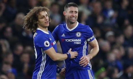 Gary Cahill (kiri) merayakan golnya bersama David Luiz pada laga Liga Primer lawan Stoke City di Stamford Bridge, Sabtu (31/12). Chelsea menang 4-2.