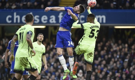 Gary Cahill sedang pemain Manchester City Oluwatosin Adarabioyo sedang berebut bola di udara 