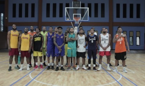 Gary Jacobs (kelima dari kanan) bersama para pemain asing IBL musim 2018-2019.