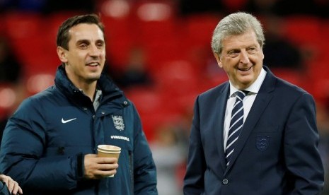 Gary Neville (kiri) dan Roy Hodgson