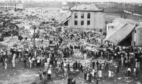 Gas alam meledak di Consolidated School of New London, Texas, pada 1937.