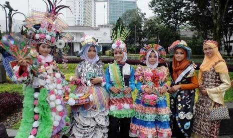 Gaun cantik dari bahan daur ulang kreasi siswa MTsN 2 Bandung