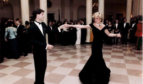  Gaun yang dikenakan Putri Diana pada November 1985 akan kembali dilelang. Dibalut gaun ikonik itu,, Lady Di sempat menari bersama aktor John Travolta saat menghadiri undangan makan malam dari Gedung Putih.