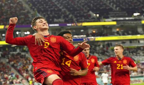  Gavi Spanyol (kiri) merayakan dengan rekan setimnya setelah mencetak gol kelima timnya selama pertandingan sepak bola grup E Piala Dunia antara Spanyol dan Kosta Rika, di Stadion Al Thumama di Doha, Qatar, Rabu, 23 November 2022.