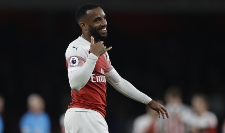 Gaya striker Arsenal Alexandre Lacazette seusai menjebol gawang lawan.