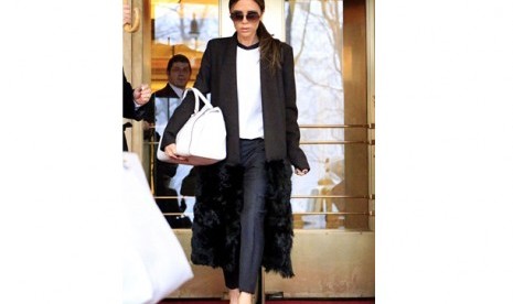 Gaya bawa tas Victoria Beckham