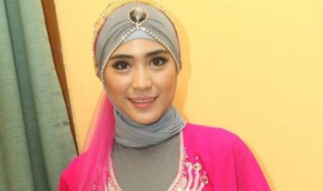 Gaya berkerudung istri Ustaz Solmed