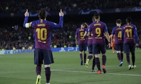 Gaya Lionel Messi seusai merayakan gol bersama rekan-rekannya saat menghadapi Olynpique Lyon.