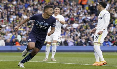 Gaya pemain Manchester City Rodri (kiri) selepas menjebol gawang Leeds United dalam lanjutan Liga Primer Inggris.