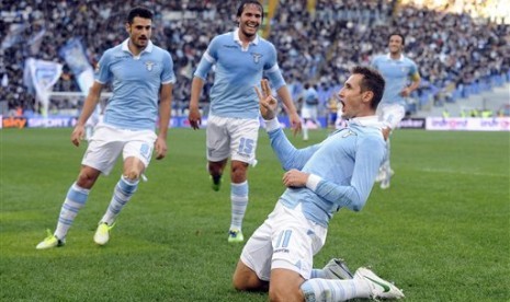 Gaya striker Lazio Miroslav Klose usai mencetak gol ke gawang Parma, Ahad (2/12) malam. Lazio menang 2-1 pada pertandingan yang berlangsung di Stadion Olimpico Roma itu.