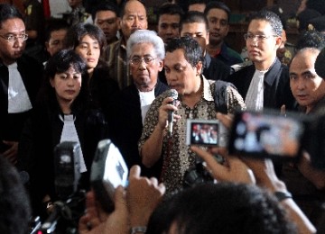 Gayus Tambunan memberi keterangan kepada pers usai sidang pembacaan vonis, Rabu (19/1)