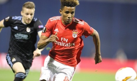 Gedson Fernandes (kanan) diincar Manchester United.