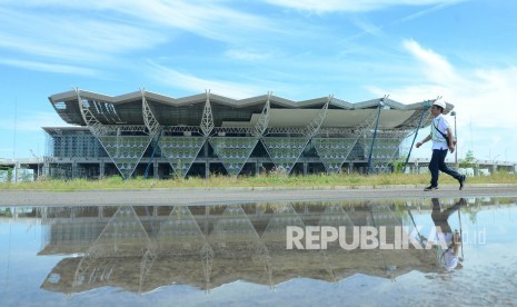 Gedung area keberangkatan dan kedatangan penumpang Bandara Internasional Jawa Barat (BIJB), di Kertajati, Kabupaten Majalengka, Rabu (28/3).