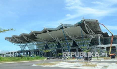 Gedung area keberangkatan dan kedatangan penumpang Bandara Internasional Jawa Barat (BIJB), di Kertajati, Kabupaten Majalengka, Rabu (28/3).