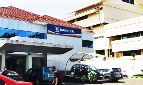 PT Bank Rakyat Indonesia (Persero) Tbk berupaya mengakselerasi penyaluran Kredit Usaha Rakyat (KUR) di tengah pandemi Covid-19. Perseroan membuka akses pengajuan KUR lewat channeling online dengan menggandeng perusahaan Ride Hailing kenamaan seperti Grab, Gojek serta e-commerce yakni Shopee dan Tokopedia.