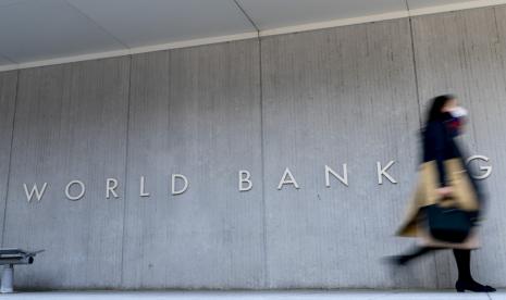 Gedung Bank Dunia di Washington, Senin, 5 April 2021. Bank Dunia perlu mendorong investor swasta untuk lebih terlibat dalam membantu negara-negara berkembang. 