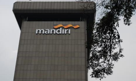 Direktur Utama Bank Mandiri, Darmawan Junaidi menyampaikan dukungan terhadap transisi ekonomi hijau Bank Mandiri sangat kuat. Menurutnya, permintaannya di pasar juga terus meningkat.    Gedung Bank Mandiri ilustrasi 