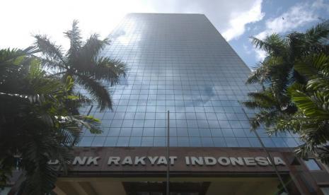 Gedung Bank BRI. IHSG juga mencatat total nilai pembelian asing yang mencapai Rp 1,7 triliun, dimana BRI raih net buy terbesar capai Rp 416,8 miliar. Saham BBRI yang hari ini meraih rekor tertinggi juga ditutup menguat 1,76 persen menjadi Rp 4.630 per saham.  Total volume perdagangan saham BBRI mencapai 553,1 juta dengan nilai transaksi Rp 2,6 triliun.