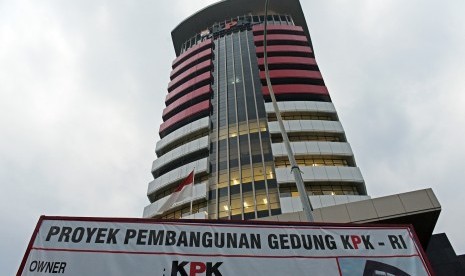 Gedung baru Komisi Pemberantasan Korupsi (KPK) yang masih dalam pengerjaan berdiri megah di Jalan HR Rasuna Said Kav C1, Kuningan, Jakarta, Senin (16/11).