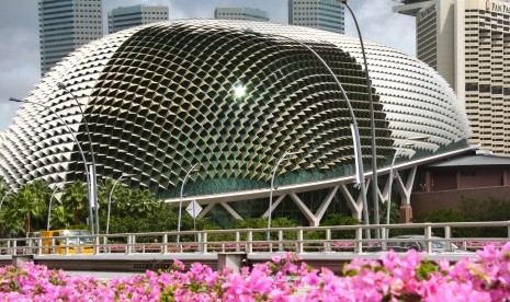 Gedung berbentuk unik ini, Esplanade, merupakan tempat berlangsungnya konser atau pertunjukan lain yang menarik di Singapura.