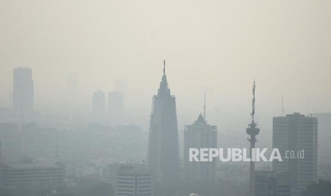 Gedung bertingkat tersamar kabut polusi udara di Jakarta