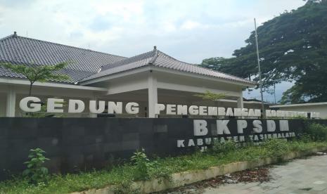 Gedung BKPSDM di Kecamatan Ciawi, Kabupaten Tasikmalaya, disiapkan untuk tempat isolasi pasien Covid-19 jika kasus di daerah itu terus melonjak.