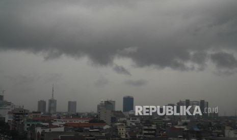 Gedung-gedung di sudut kota Jakarta nampak diselimuti awan hitam, Senin (25/1). Dalam beberapa hari terakhir curah hujan yang mengguyur ibukota cukup tinggi, diperkirakan akan terus meningkat dalam beberapa hari ke depan.