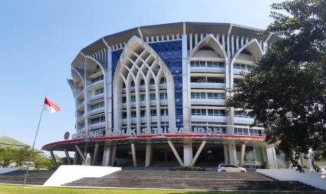 Gedung Induk Siti Walidah kantor pusat Universitas Muhammadiyah Surakarta (UMS). 