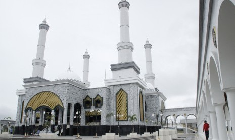 Gedung Islamic Center yang terletak di Mansapa, Nunukan, Kalimantan Utara, Selasa (17/5).