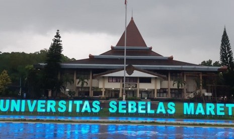 Gedung kantor pusat Universitas Sebelas Maret (UNS) Solo.