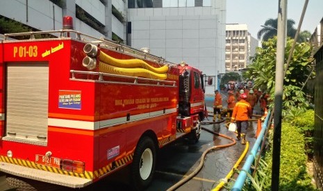 Gedung Kementerian Perhubungan (Kemenhub) terbakar Ahad (8/7), sekitar pukul 04.00 WIB dini hari. Petugas masih melakukan proses penyisiran di dalam gedung untuk memastikan ada atau tidaknya korban yang masih terperangkap. 