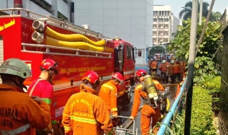 Gedung Kementerian Perhubungan (Kemenhub) terbakar Ahad (8/7), sekitar pukul 04.00 WIB dini hari. Petugas masih melakukan proses penyisiran di dalam gedung untuk memastikan ada atau tidaknya korban yang masih terperangkap. 