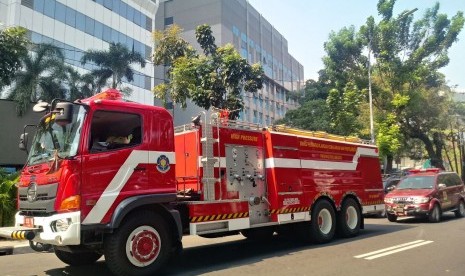 Gedung Kementerian Perhubungan (Kemenhub) terbakar Ahad (8/7), sekitar pukul 04.00 WIB dini hari. Petugas masih melakukan proses penyisiran di dalam gedung untuk memastikan ada atau tidaknya korban yang masih terperangkap. 