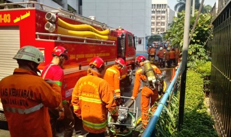 Gedung Kementerian Perhubungan (Kemenhub) terbakar Ahad (8/7), sekitar pukul 04.00 WIB dini hari. Petugas masih melakukan proses penyisiran di dalam gedung untuk memastikan ada atau tidaknya korban yang masih terperangkap. 